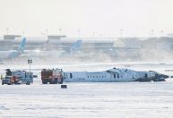 Maioria dos feridos após avião capotar no Canadá recebeu alta, diz empresa