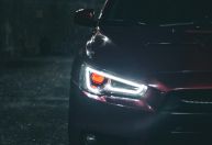 Não regular faróis do carro corretamente pode ser arriscado