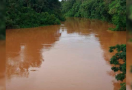Barragem de garimpo rompe e polui dois grandes rios na Amazônia