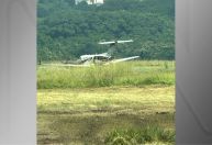 Avião de pequeno porte sai da pista no aeroporto Campo de Marte, em SP