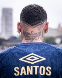 Foco em tatuagem de Neymar durante treino do Santos
