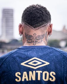 Foco em tatuagem de Neymar durante treino do Santos