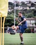 Neymar dá toque de voleio na bola