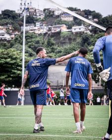 Craque interage com companheiros de elenco