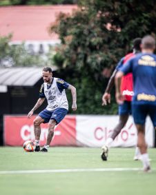 Neymar durante rachão no Santos
