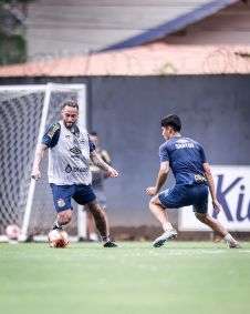 Marcação em Neymar durante atividade