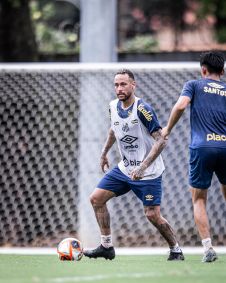 Ídolo do Santos conduz bola em treino