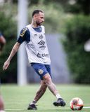 Neymar distribui passes em treinamento do Alvinegro Praiano