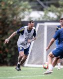Jogador prepara chute durante treino