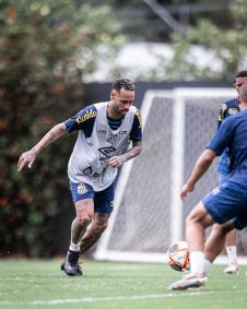 Jogador prepara chute durante treino