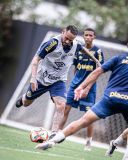 Neymar em ação no treinamento do novo clube