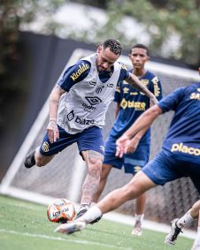Neymar em ação no treinamento do novo clube