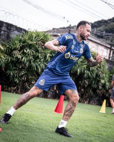 Neymar durante aquecimento em treino do Santos