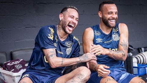 Neymar dá risada em interação com Guilherme