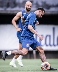Neymar distribui passe em treino do Santos