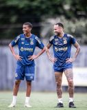 Neymar ao lado de Juninho, filho de Robinho