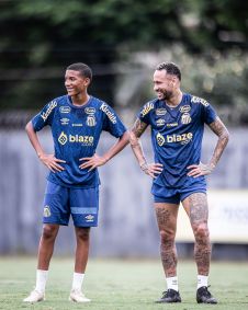 Neymar ao lado de Juninho, filho de Robinho