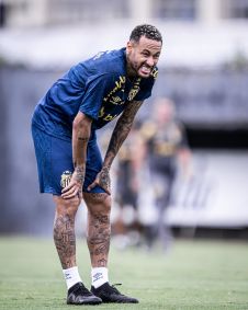 Neymar faz careta nas atividades do Santos