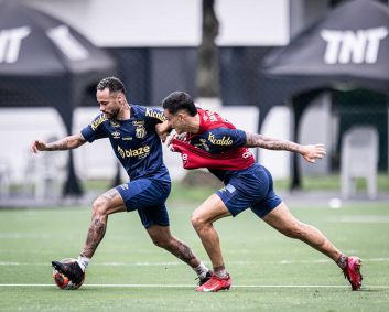 Novo camisa 10 é marcado forte em disputa de bola
