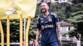 Neymar dá risada no CT Rei Pelé