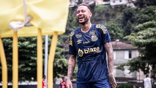 Neymar dá risada no CT Rei Pelé
