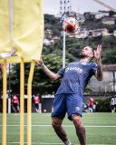 Neymar domina bola de peito no Santos