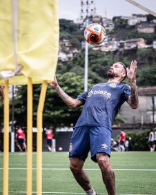 Neymar domina bola de peito no Santos