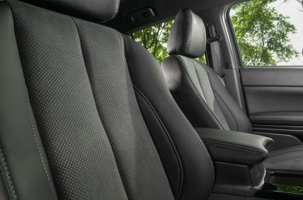 Interior do Eclipse Cross 2026 na versão HPE-S Black