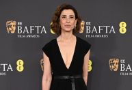 Fernanda Torres mostra detalhes da confecção do vestido utilizado no Bafta