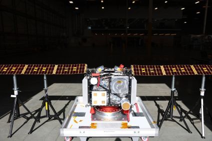 Nave espacial Odin é mostrada aqui em uma instalação de testes com seus dois painéis solares desdobrados