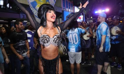 Sabrina Sato se transforma em "Elvira, Rainha das Trevas"; veja o look