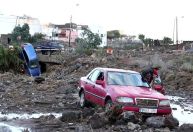 Fortes chuvas causam inundações e arrastam carros em ilha na Espanha