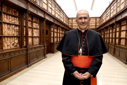O bibliotecário apostólico do Vaticano, cardeal José Tolentino de Mendonça, posa na instalação específica do local &#039;The Clearest Way&#039; do artista romano Pietro Ruffo no Barberini Hall durante a abertura da exposição &quot;EVERYONE: Humanity On Its Way&quot; em 08 de novembro de 2021 na Cidade do Vaticano, Vaticano.