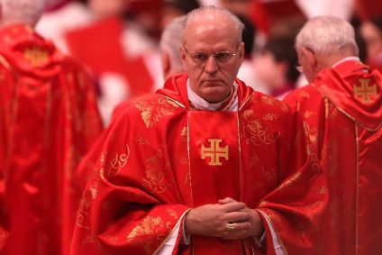 O cardeal húngaro e arcebispo de Budapeste, Peter Erdo, comparece à missa na Basílica de São Pedro, antes dos cardeais entrarem no conclave para decidir quem será o próximo papa, em 12 de março de 2013 na Cidade do Vaticano, Vaticano.