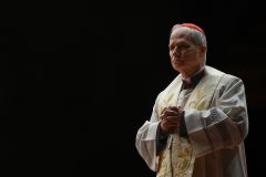 O cardeal Robert Francis Prevost lidera orações do terço pela saúde do Papa Francisco na Praça de São Pedro em 3 de março de 2025 na Cidade do Vaticano.
