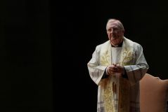 O cardeal Arthur Roche lidera a sessão de oração do rosário pela saúde do Papa Francisco na Praça de São Pedro em 4 de março de 2025, na Cidade do Vaticano.