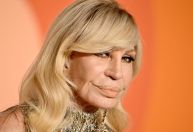 Donatella deixa direção criativa da Versace e é substituída por ex-Miu Miu