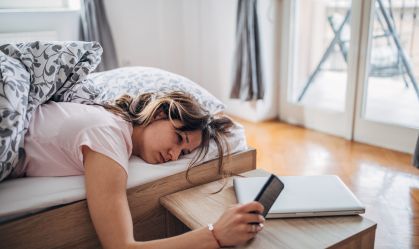 Acordado à noite e cansado pela manhã? Veja como regular seu sono