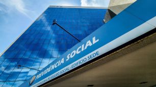 Vítimas de fraude no INSS começam a receber dinheiro de volta em maio