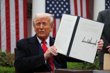 Trump mostra decreto sobre tarifas