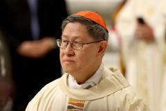 O cardeal Luis Antonio Tagle participa de uma missa com os novos cardeais, presidida pelo papa Francisco na Basílica de São Pedro, em 8 de dezembro de 2024, na Cidade do Vaticano.