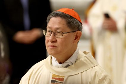 O cardeal Luis Antonio Tagle participa de uma missa com os novos cardeais, presidida pelo papa Francisco na Basílica de São Pedro, em 8 de dezembro de 2024, na Cidade do Vaticano.
