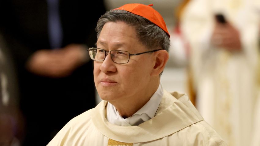 O cardeal Luis Antonio Tagle participa de uma missa com os novos cardeais, presidida pelo papa Francisco na Basílica de São Pedro, em 8 de dezembro de 2024, na Cidade do Vaticano. • Franco Origlia/Getty Images
