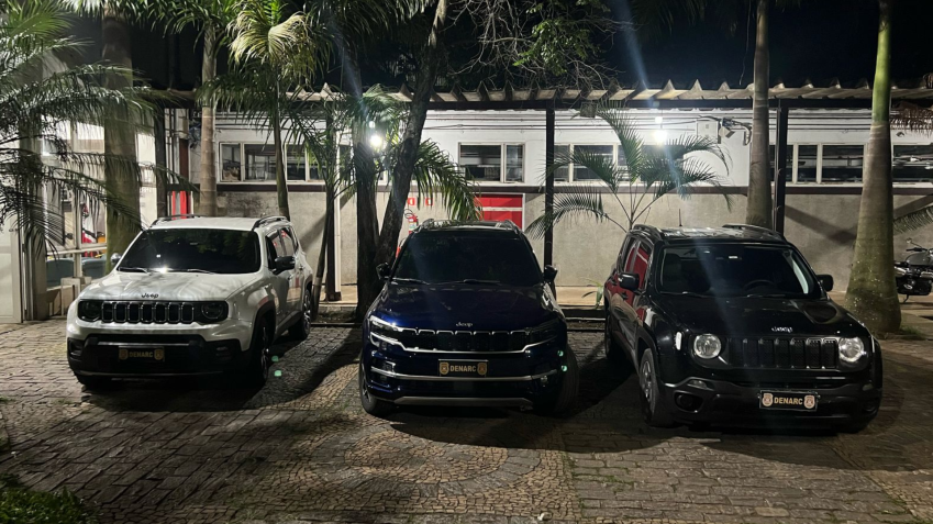 Imagem mostra veículos apreendidos durante ação do Denarc • Divulgação
