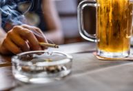 Fumar, beber e sedentarismo: danos à saúde surgem antes dos 40, diz estudo