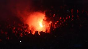Torcida do Colo-Colo acende sinalizadores no jogo contra o Fortaleza