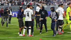Jogadores do Colo-Colo conversam com torcedores que invadiram gramado