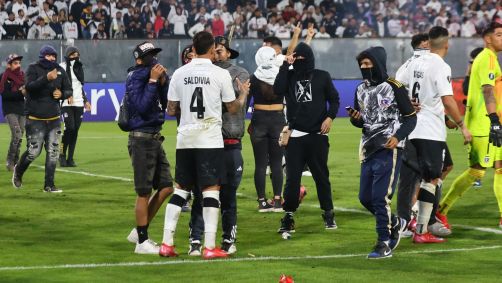 Jogadores do Colo-Colo conversam com torcedores que invadiram gramado