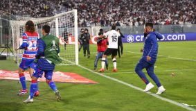 Jogadores do Fortaleza correm para o vestiário após invasão no gramado