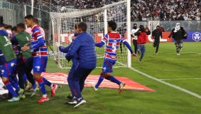 Jogadores do Fortaleza correm para o vestiário após invasão no gramado